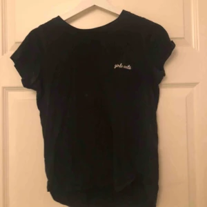  - T-shirt från Gina med texten girls unite