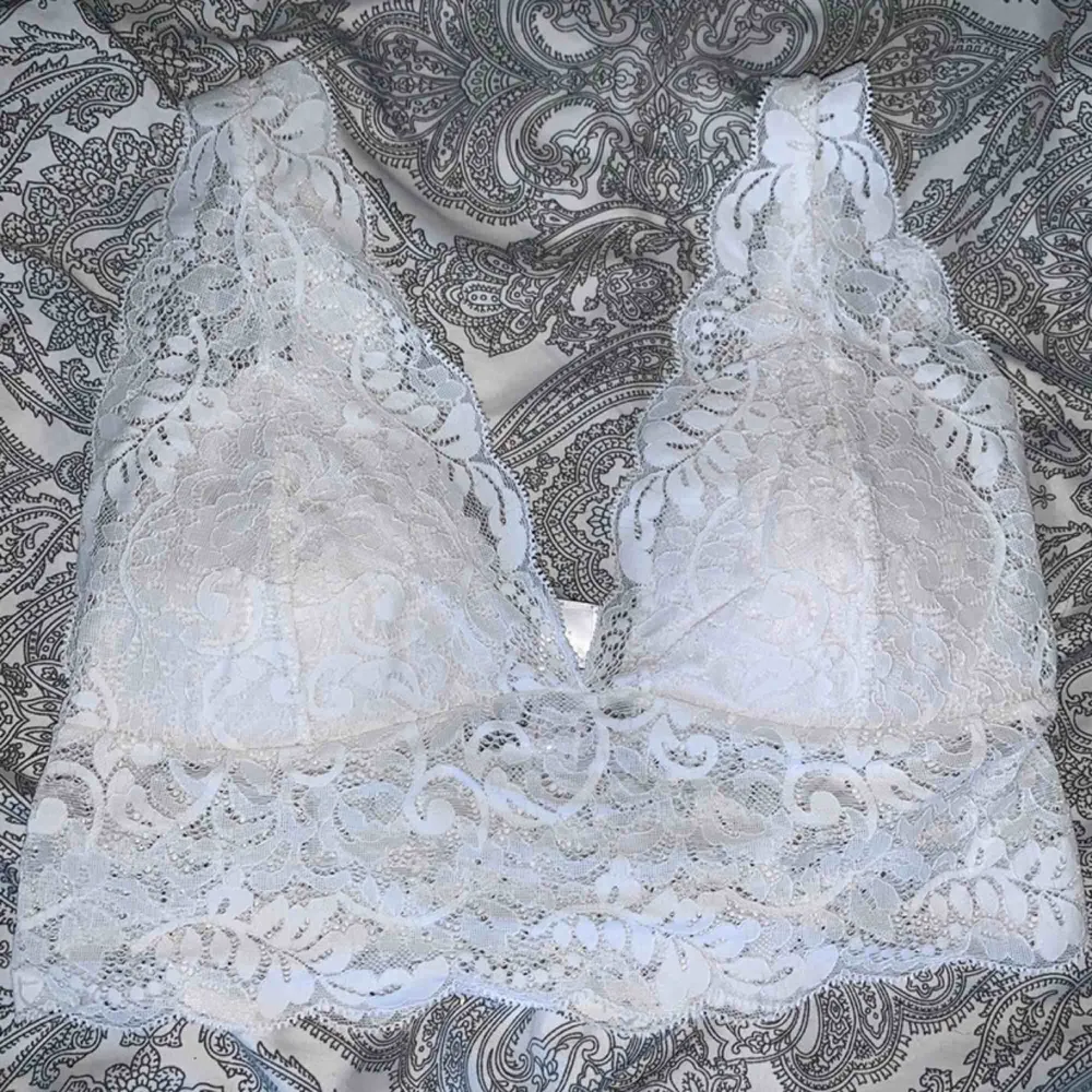 En bralette från Lindex, använd 1 gång men säljer pågrund av att den är för stor, väldigt fin.💛. Övrigt.