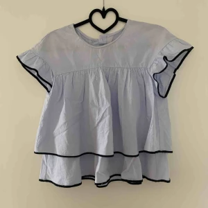  - Blå volang blus från Zara stolek s super fin