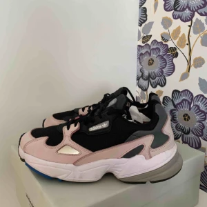 - Adidas sneakers i modellen ”Falcon”. Skorna är gjorda i samarbete med Kylie Jenner. Storlek 39. Använda ett fåtal gånger så de är i väldigt bra skick! Nypris är 999 kr, tror att denna färg är slutsåld så skynda att fynda!