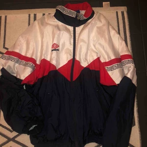  - UMBRO vindjacka!! Skitsnygg och typisk second hand / 90 tals vibe!  Fräsch, inga fläckar och passar i alla väder.  Köptes för 600kr som ny för ca 3 år sedan. 😊