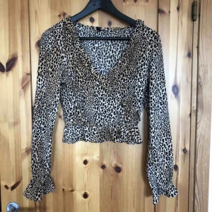  - Leopard blus, fint skick knappt använd.