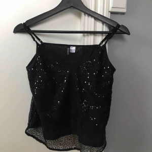  - Ett fint paljettlinne från H&M, använd 1 gång 🥰 köpare står för frakt