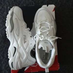 Fila - Snygga fila skor. Aldrig använda, liten i storleken så passar strl 38,5 - 39 fastän det står strl 41. Kostar endast 450kr vid snabb affär. MED FRAKT! Kostar 900kr originellt. 