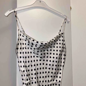  - Supersöt siden klänning, frakt är inkluderat i priset 🤍