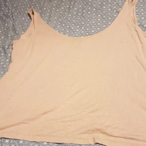 Ljus rosa linne. - Det är ett ljus rosa linne som är ganska stort. Köparen betalar frakt.