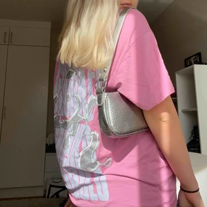  - Ascool rosa t-shirt med tryck på ryggen! I nyskick, endast använd en gång. Unisex😇🥳💞 skriv för fler bilder!