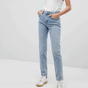  - Jeans från Weekday i modellen WAY. Snygga mom-jeans i en ljus mellanblå färg. Köparen står för frakten 🌸