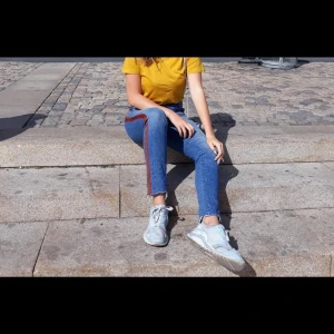 Leah jeans från Ginatricot  - Våriga jeans i fint skick. Säljs pågrund av att de inte passar längre. De har revärer på sidorna i rött och grönt. Supersnygga till en basictröja! Betalning sker via swish och du står för frakten. Storlek 38/S