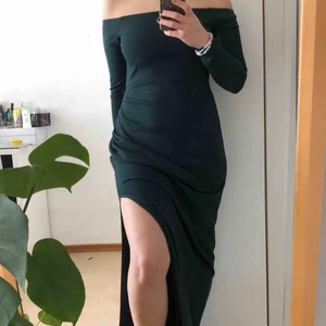 Balklänning  - Köpt från PrettyLittleThing och var tänkt som balklänning men bestämde mig för en annan  10/10 skick, aldrig använd, lappen sitter kvar  Storlek EU40/M men skulle passa L också  💖 