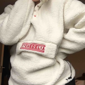  - Såå mysig oversized tröja från asos i teddymaterial. Använd 1-2gånger! ❣️ (går att dra åt i midjan)  Frakt på 70kr tillkommer!