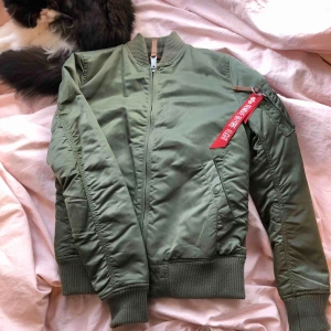 Alpha Industries Bomber Jacket - Alpha industries bomberjacka i de klassiska gröna och orangea färgerna som jag fått men aldrig fått användning för pga för liten storlek!!💖10/10 skick, flight-tagen är kvar💖Storlek S, true to size💖Nypris - 1100-1900kr  
