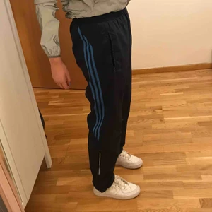  - Snygga adidas träningsbyxor! Jag är 173 cm och de är lite korta på mig om man drar upp dem🥰