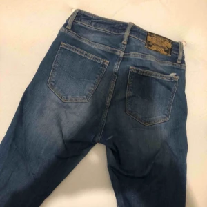  - Säljer mina ääääälskade crocker jeans då de tyvärr blivit för små för mig, dem är SÅ sjukt sköna och sitter snyggt och formar en fin rumpa 😉  Står att det är längd 36 i dem men har sytt upp de till 30/32 i längd.  
