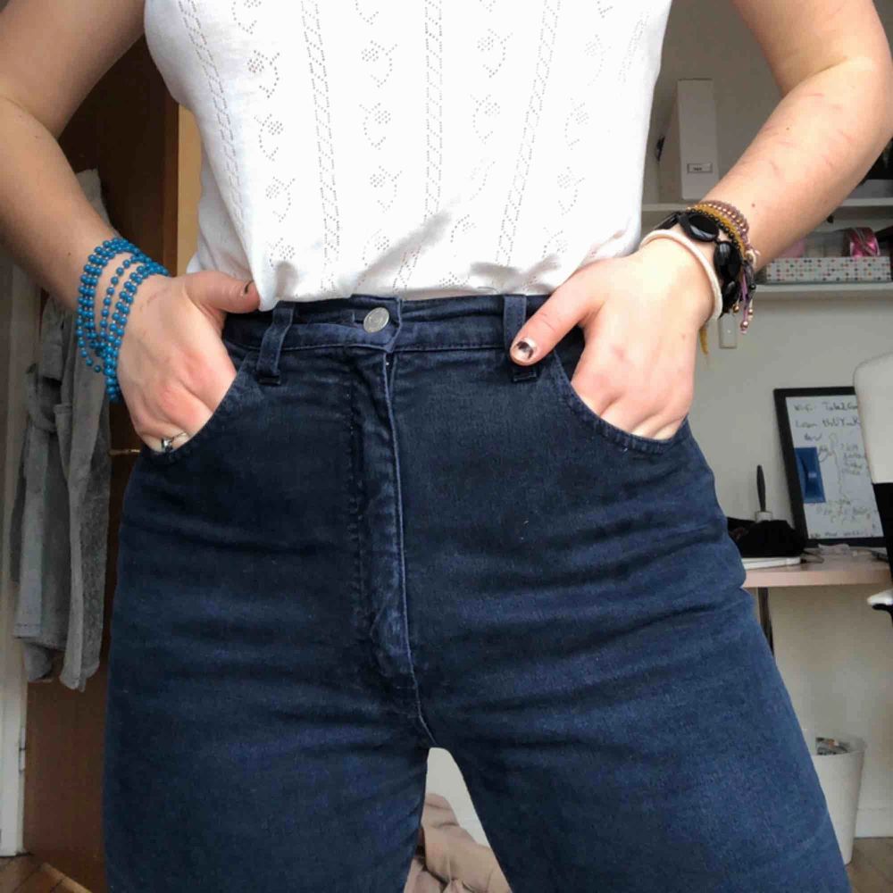 FETT fina Armani jeans med hög midja. Älskar dom men sparsamt använda, säljer för att dom inte kommit till användning på ett tag. Köpta vintage, med bra kvalle. Perfekta till våren! ☀️☀️☀️. Jeans & Byxor.
