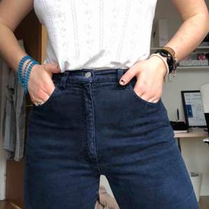 FETT fina Armani jeans med hög midja. Älskar dom men sparsamt använda, säljer för att dom inte kommit till användning på ett tag. Köpta vintage, med bra kvalle. Perfekta till våren! ☀️☀️☀️