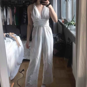  - Vit jumpsuit från Whitefox i storlek S. endast använd 1 gång! Jag är 167 cm lång. 200 kr INKLUSIVE frakt🌸 (den är inte genomskinlig om man har vita trosor haha) 