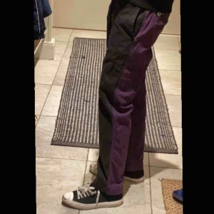  - Welcome skateboards byxor lila/svart! Nästan helt nya och är i bra skick!  Köpta i USA, så svåra att få tag på! Nypris 649kr Kontakta för fler frågor! :)