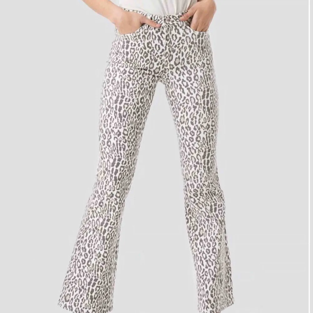 (Hela första bilden fick inte plats! Skriv om du vill ha hela bilden) Leopard jeans från nakd! Endast använda några få gånger. Säljer pga de inte kommer till användning 💜. Jeans & Byxor.