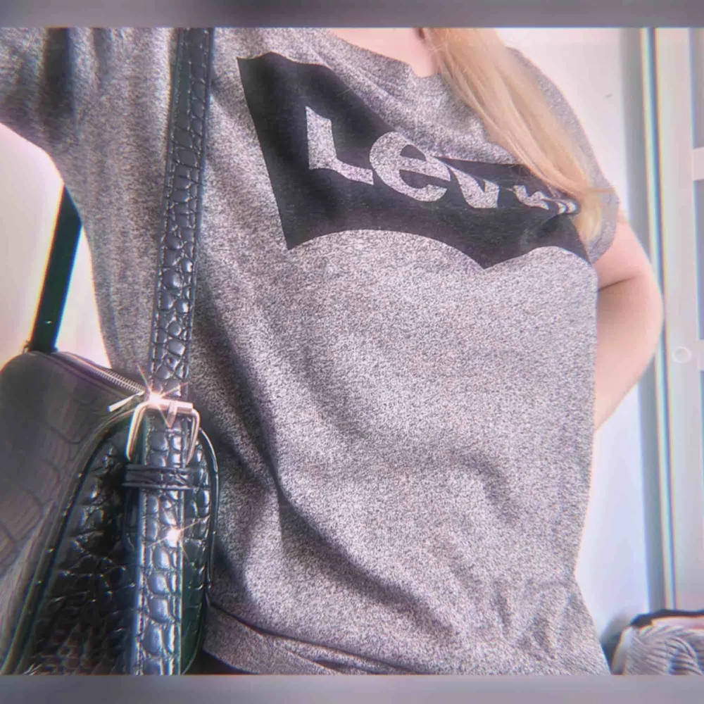 Väl använd Levis t-shirt. Frakt tillkommer på 40kr. M men passar även S😍🥰 (inte jag på bilden, min kompis som har storlek S). T-shirts.
