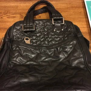  - Äkta marc jacobs väska i väldigt bra skick :-)