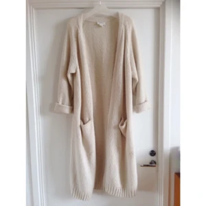  - Stickad lång tröja från Monki
