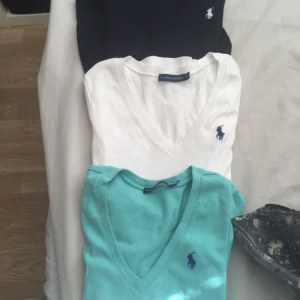  - T-shirt ljusblå och blåa är aldrig använda och den vita är använda 1 gång, kan skickad på posten om köpare betalar frakt 
