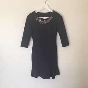  - Elegant marinblå klänning från zara, aldrig använd samt prislapp kvar!