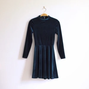  - Mörkgrön, långärmad sammetsklänning med låg polokrage och öppen rygg från American Apparel. Färgen fastnar inte riktigt på bild. 