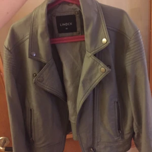  - Jätte snygg skinnimitation jacka köpt på Lindex, färg: grå och strl 40. Passar en S/M då den är liten i strl. 
Köparen står för frakt.