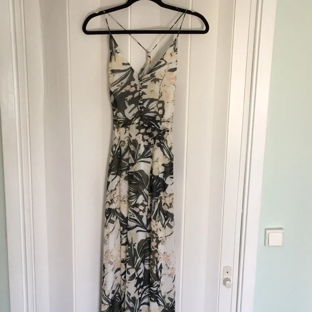 Blommig långklänning i polyester med fina detaljer i superbra skick. Endast använd två gånger. . Klänningar.