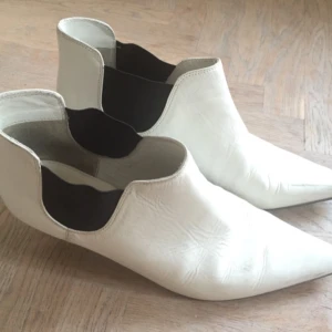  - Vita stövletter med resår i sidan och taxklack. Från Office