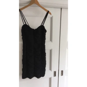  - En snygg klänning från BikBok. Ganska stor i storleken. Köparen står för eventuell frakt😚