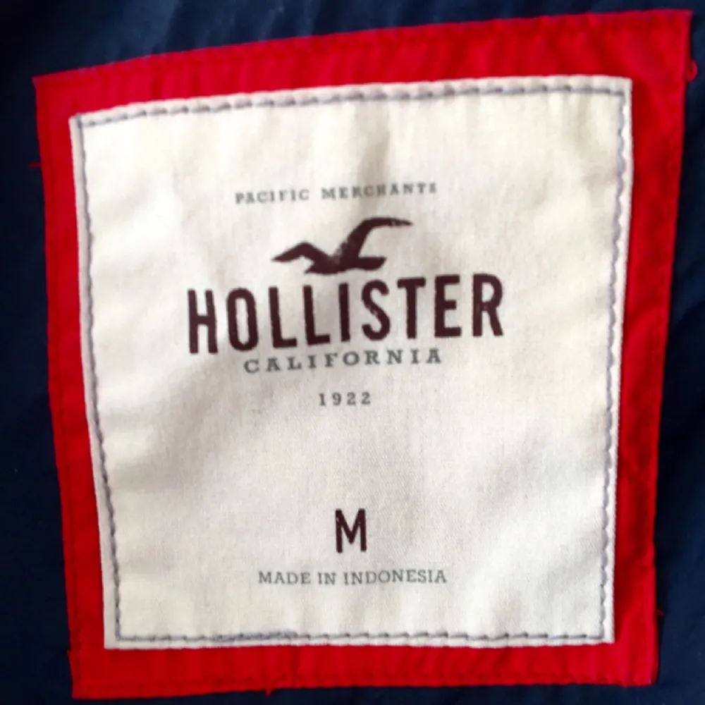 En fin Hollister jacka inköpt för ett par år sedan. I Hollister affären i gallerian i Stockholm. Jackan är storlek M men är mer som en S!
Köptes för drygt 1200 kr så säljer den för 300 eller högst bjudande. . Jackor.