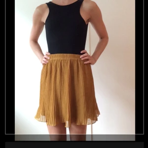  - Plisserad senapsgul/guldfärgad kjol från Monki. I fint skick.
