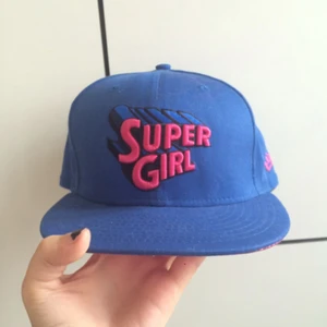  - Rensar kepssamlingen och hittade denna bortglömda godbit. 
Super girl keps från 9fifty, sparsamt använd/näst intill oanvänd. Köpt för ca 400-500kr. 