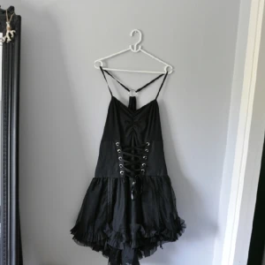  - Klänning från Shock.se

Använd 1 gång 
snörning fram och bak 

FRAKT TILLKOMMER 