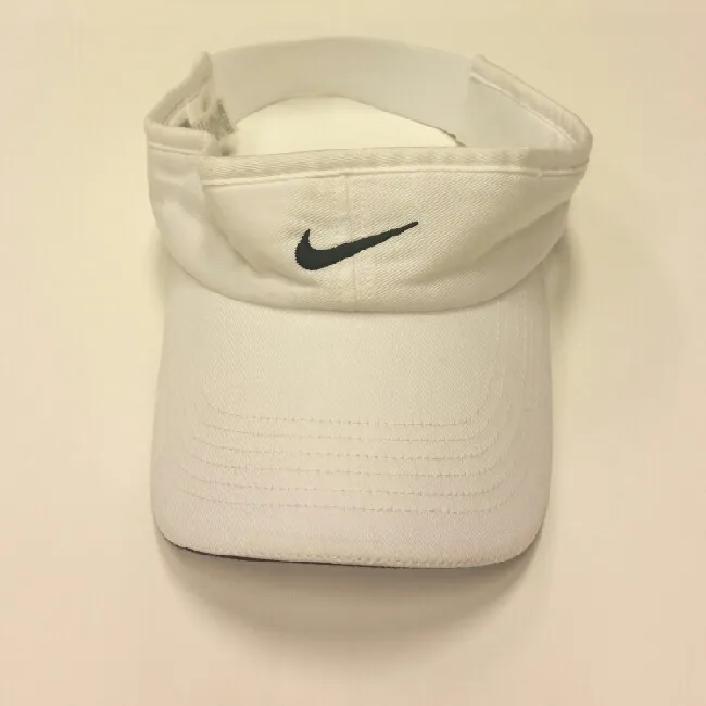 Vit Nike skärm, one size med elastiskt band. Bra skick, inget slitage, endast använd ett par gånger.

Kan hämtas i Sandviken/Gävle, annars står köparen för frakt kostnader.

Betalning via swish. Accessoarer.