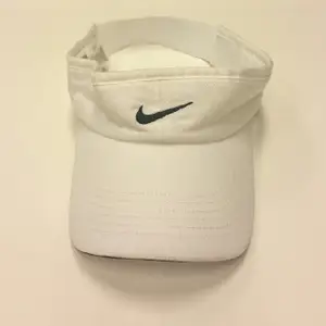 Vit Nike skärm, one size med elastiskt band. Bra skick, inget slitage, endast använd ett par gånger.

Kan hämtas i Sandviken/Gävle, annars står köparen för frakt kostnader.

Betalning via swish