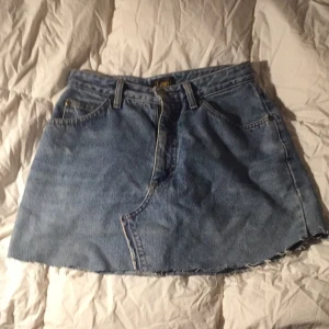  - En kort jeanskjol från Lee. Hög i midjan och Väldigt skön! 