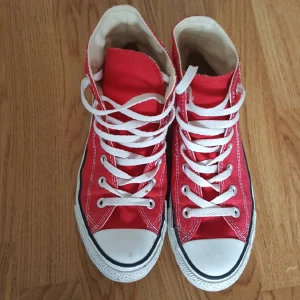  - Äkta röda Converse som har använts ett fåtal gånger.