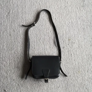  - Axelremsväska från Ruitertassen . Fack för mobil och liten ficka inuti :) 