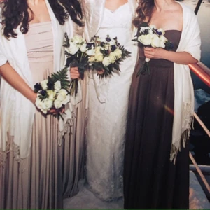  - En elegant convertible dress som går att knyta till olika stilar. Den passar perfekt till bröllop, bal m.m. Stretchigt tyg som passar de flesta storlekar, det går även att klippa till önskad längd. Passar en person med längd från ca 165-180 cm med midjemått på ca 55-90 cm. Passar alltifrån a-d kupa. Nytvättad och endast använd en gång. För exakta mått eller andra frågor så hör av dig! Säljes för 350 kr/st (ord pris ca 2000 kr, special- och måttbeställd från USA).