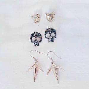  - 3st örhängen - aldrig använda 
Leopard örhängen från Glitter
Skull örhängen från Pull and Bear
Spikes örhängen från H&M