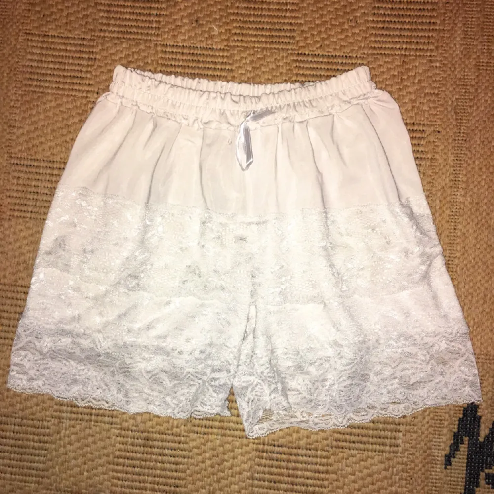 Vita shorts med spets. Passar för att ha under kjolen också. Har använt en gång. Frakt 50kr. Swish eller mötas upp i Strängnäs.. Shorts.