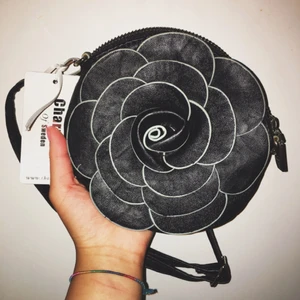  - Snygg liten äxelväska från Charmant Of Sweden❗️lite större än min hand. Är 100%ny. Men har lite problem med dragkedja därför säljer jag den billigt. Men det går helt enkelt att laga lätt.
Frakt 40kr.
Swish eller mötas upp i Strängnäs.