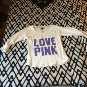  - Tröja från Victoria secret, storlek s men känns ganska rymlig. Aldrig använd, köpt i USA. (Tyvärr skrynklig då den legat nerpackad!)
