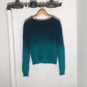  - ⭐️Angora tröja
Strl 38 
Tar swish, kan mötas upp i Stockholms innerstad.
Köparen står för frakten.