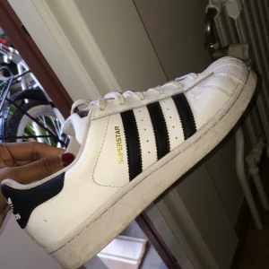  - Adidas superstar skor i väldigt bra skick! Använd några gånger! Som på bilden.400 kr! Storlek 38.5 eller snarare sagt 38 2/3 så det passar de som har storlek 39 också!  Priset på dom var: 900 :-