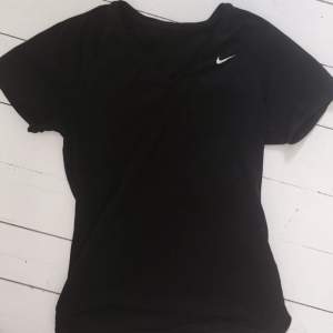 Oanvänd Nike träning/spring t-shirt i storlek Small. 